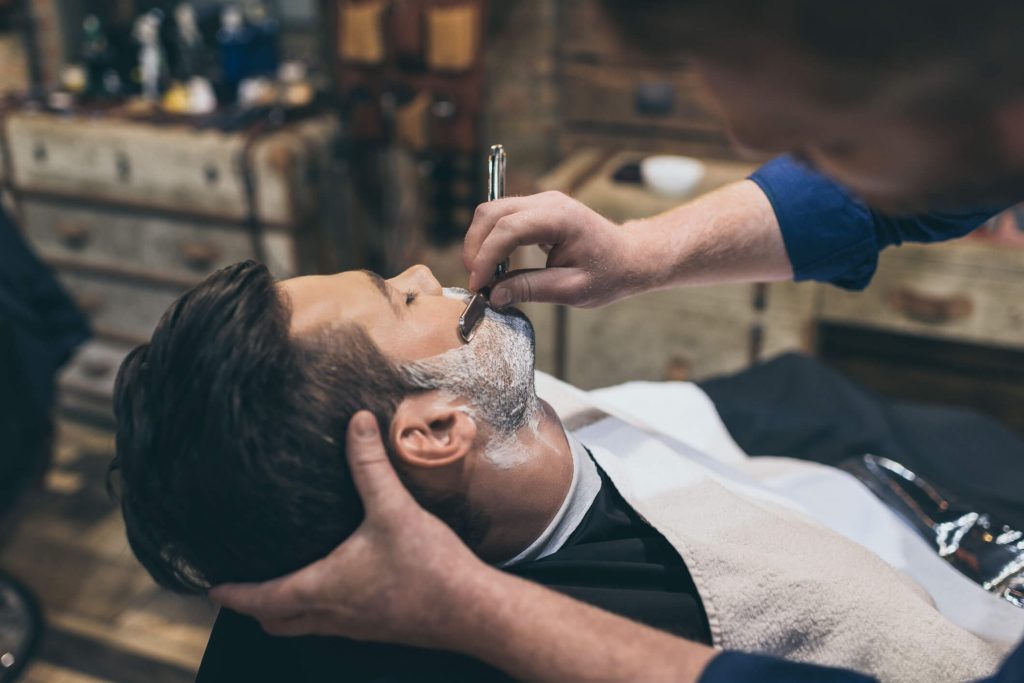 Golenie brzytwą Kraków w Ostrze Barbershop.