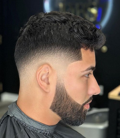 Teksturowany crop z fade – trend 2025 w Ostrze Barbershop Kraków.