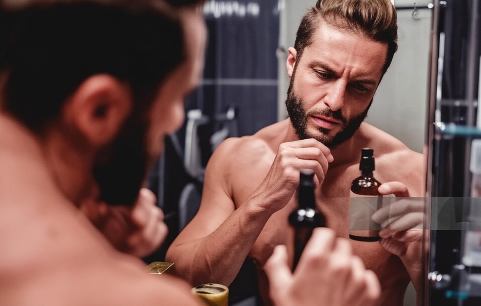 Nawilżanie brody olejkiem – porada od barbera Kraków.