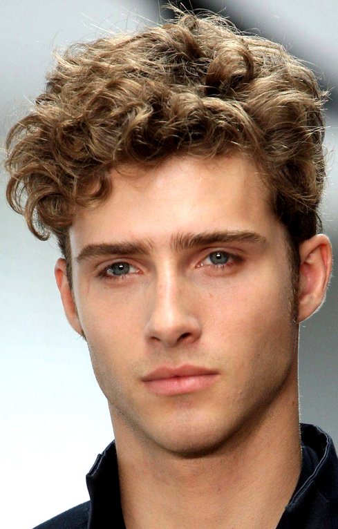 Kręcone Włosy z Undercut