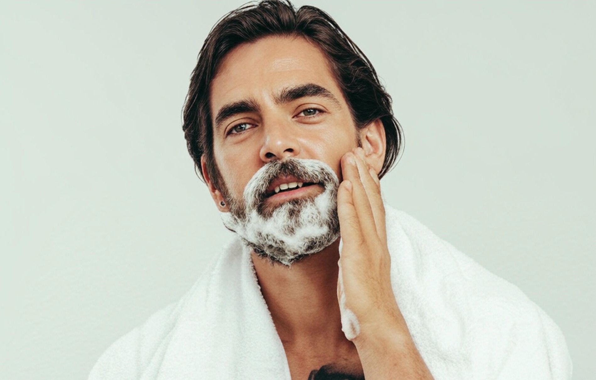 mężczyzna myje brodę w umywalce