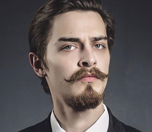 Rzeźbiona bródka z goleniem brzytwą w Ostrze Barbershop
