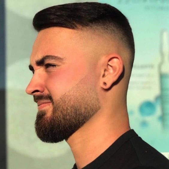Krótka broda z fade – trend 2025 w Ostrze Barbershop.