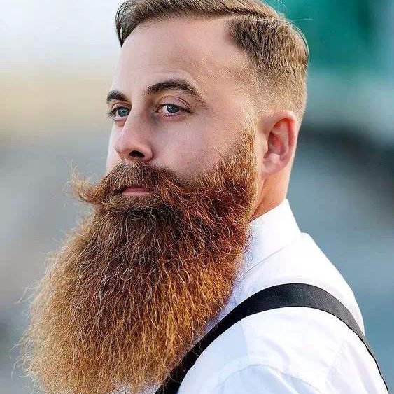 Gęsta broda z naturalną teksturą – Ostrze Barbershop Kraków