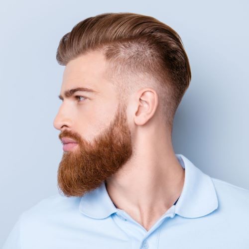 Pełna broda z ostrymi liniami w Ostrze Barbershop Kraków.